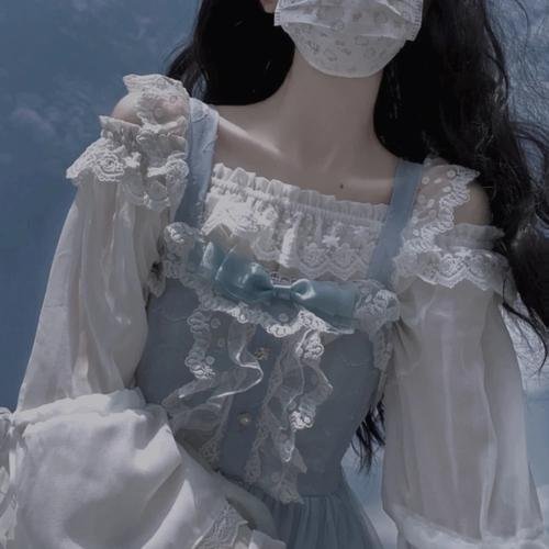 保姆让她的儿子钻进我卧室